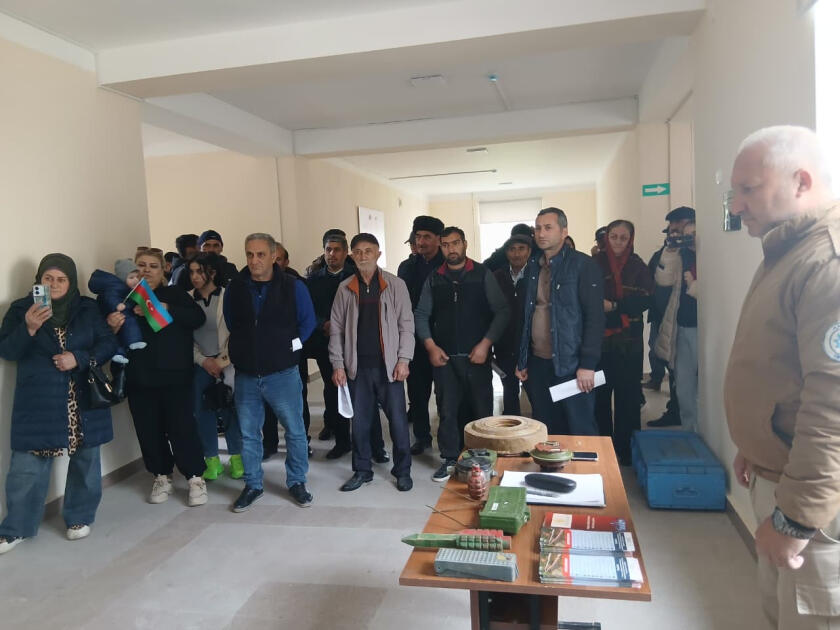 В поселок Гырмызы Базар прибыла очередная группа бывших вынужденных переселенцев