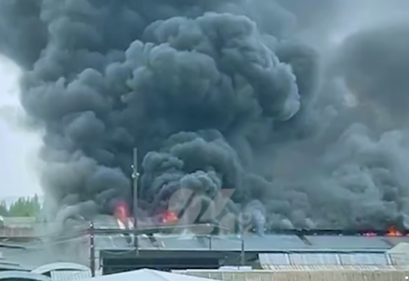 Крупный пожар вспыхнул на рынке в Кыргызстане