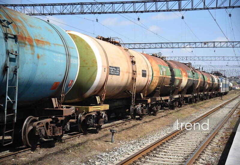 Азербайджан отправит 16 вагонов с дизельным топливом в Армению