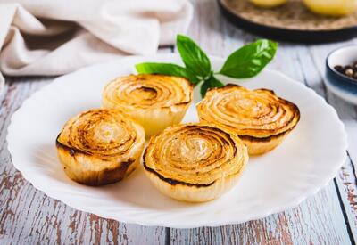 Простой рецепт закуски из лука и сыра