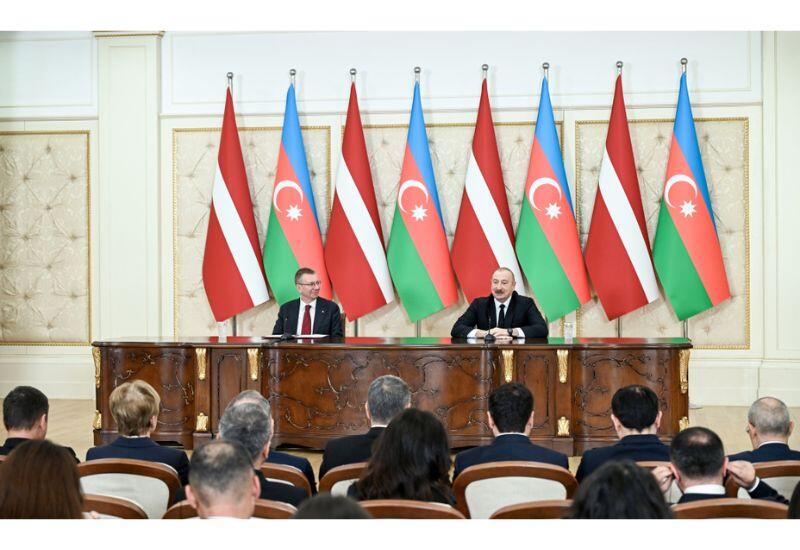 Президент Ильхам Алиев и Президент Эдгарс Ринкевичс выступили с заявлениями для прессы