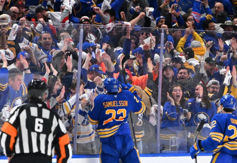 Фанат разбил защитное стекло на хоккейном матче