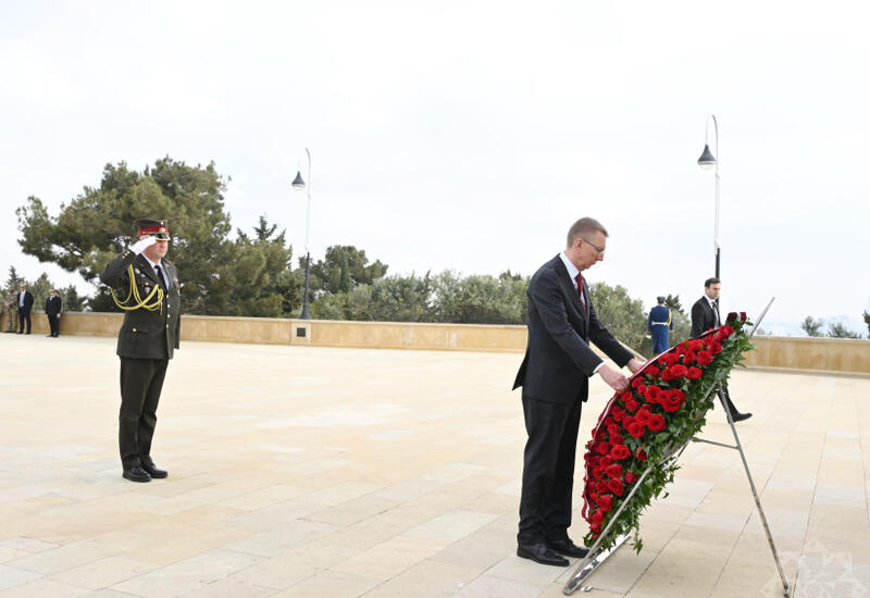 Latviya Prezidenti Edqars Rinkeviçs Şəhidlər xiyabanını ziyarət edib