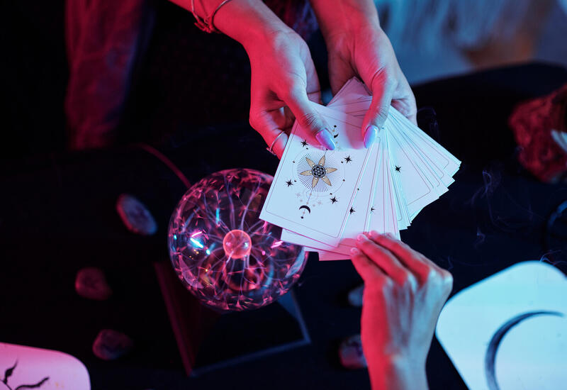 Кто больше склонен к магическому мышлению?