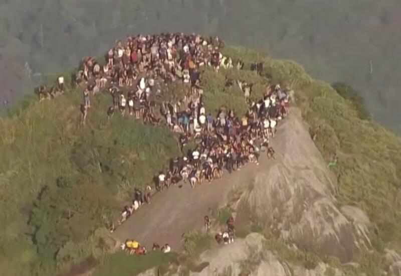 Около 200 туристов оказались в ловушке на горе в Бразилии