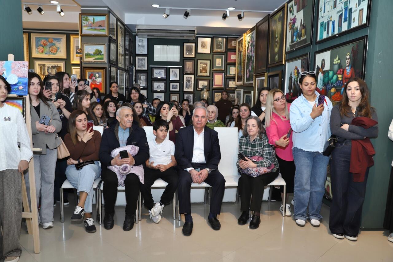 В Баку прошел двухдневный арт-марафон "Соприкоснись с природой, передай ее загадочную красоту!"