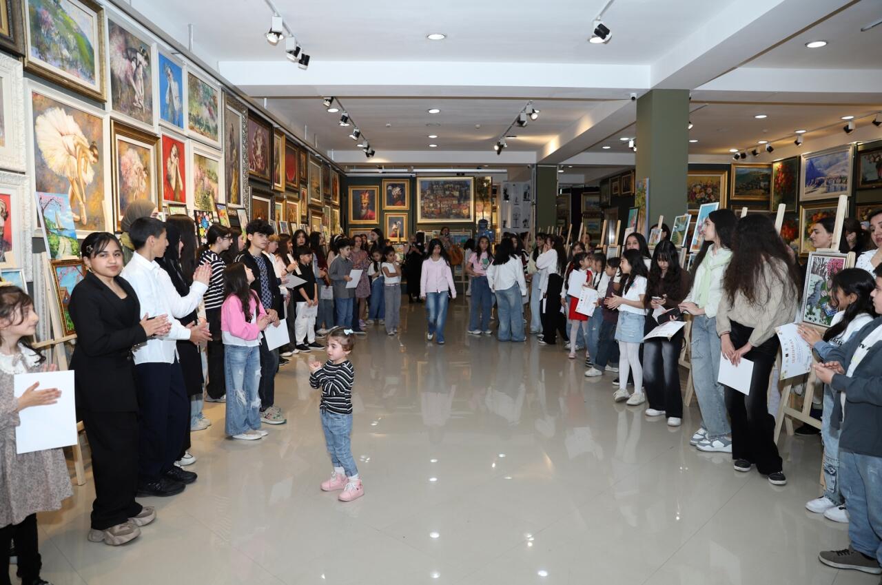 В Баку прошел двухдневный арт-марафон "Соприкоснись с природой, передай ее загадочную красоту!"