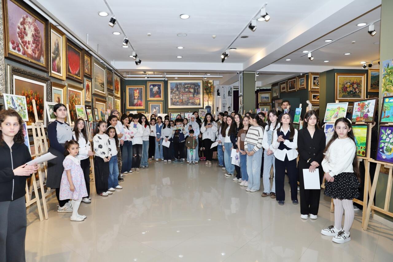 В Баку прошел двухдневный арт-марафон "Соприкоснись с природой, передай ее загадочную красоту!"