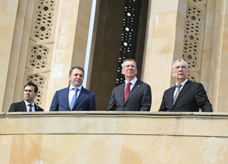 Latviya Prezidenti Edqars Rinkeviçs Şəhidlər xiyabanını ziyarət edib