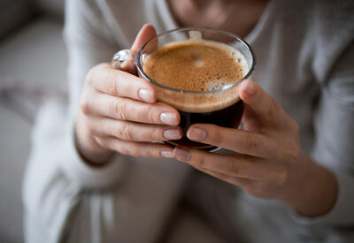 Названы два типа напитков, которые нельзя пить в жару