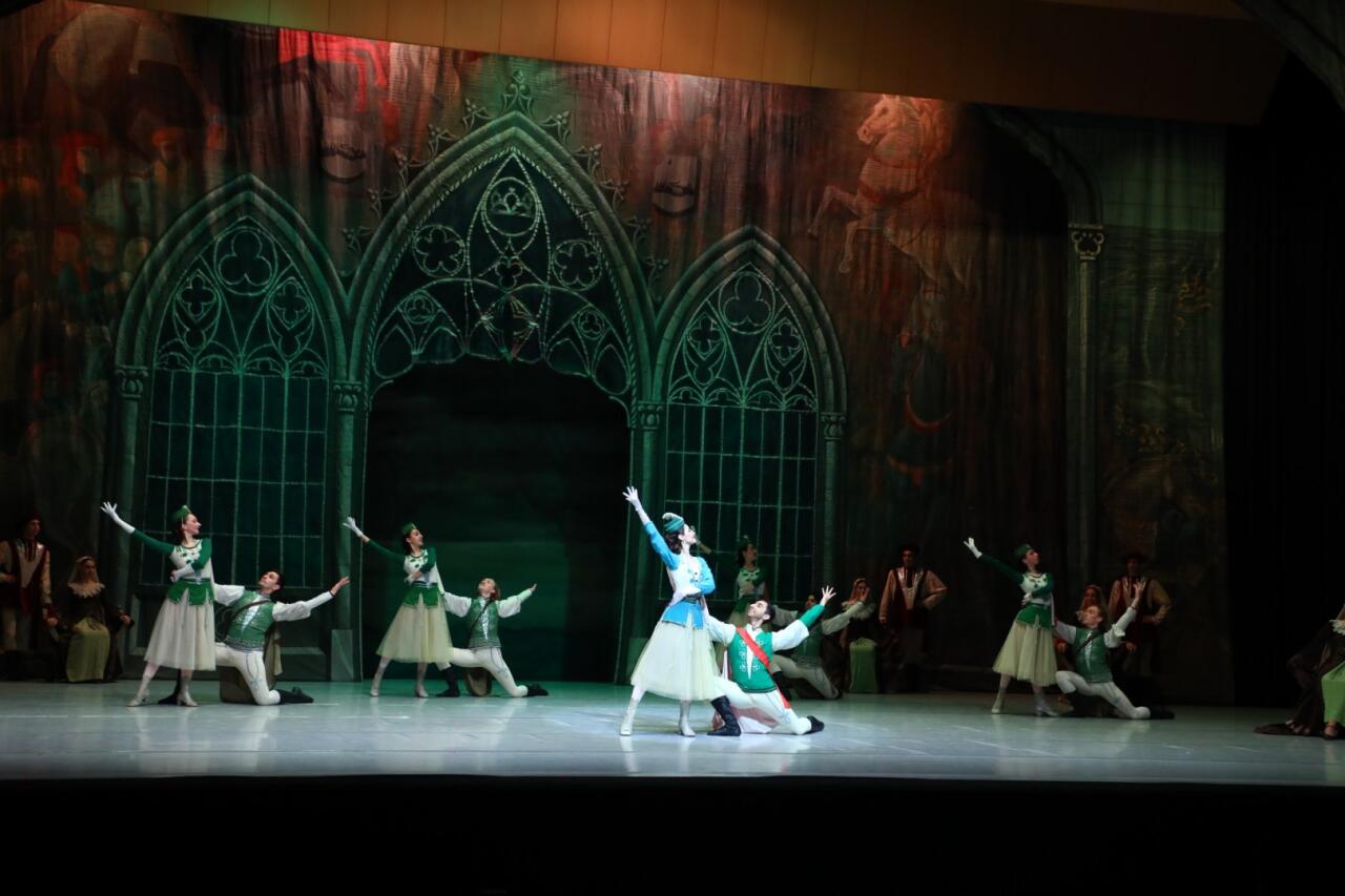 Белый лебедь, черная тайна - между светом и тьмой в Баку