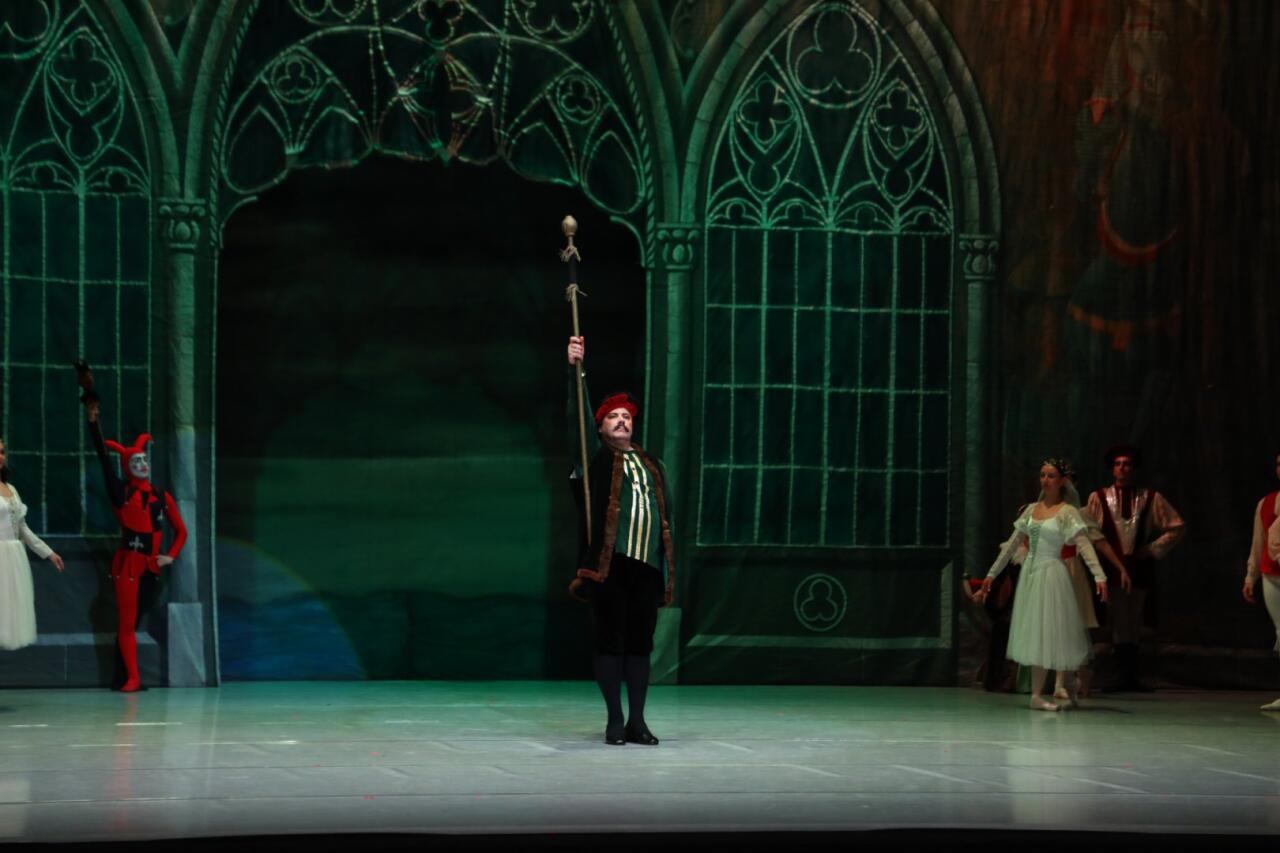 Белый лебедь, черная тайна - между светом и тьмой в Баку