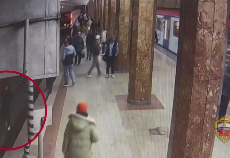В Москве пассажир метро упал на пути перед прибывающим поездом