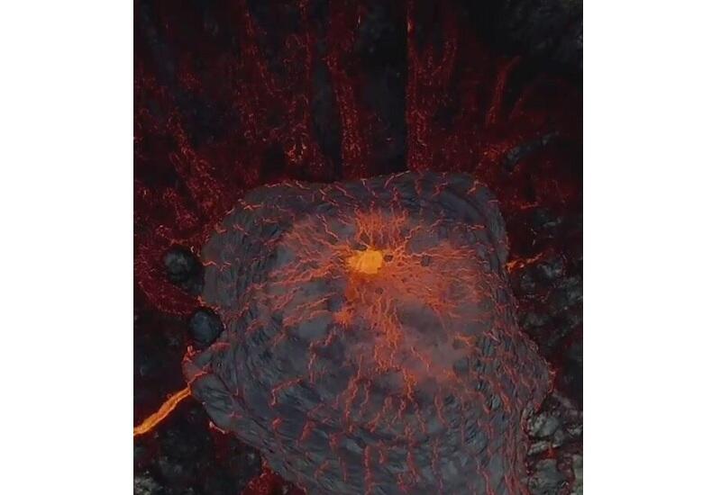 Вырывающаяся лава в вулкане Исландии