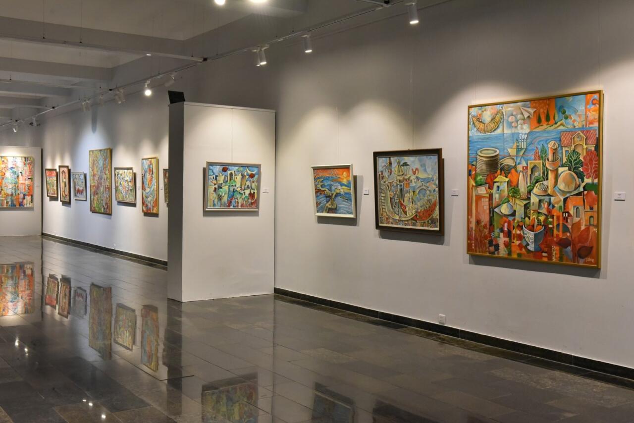 В Баку открылась персональная выставка художника Таира Шихалиева