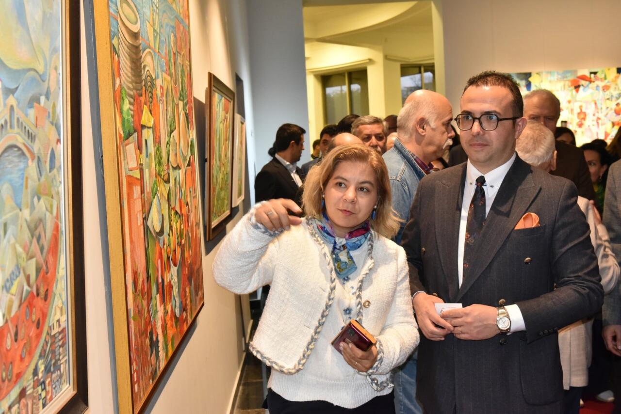 В Баку открылась персональная выставка художника Таира Шихалиева