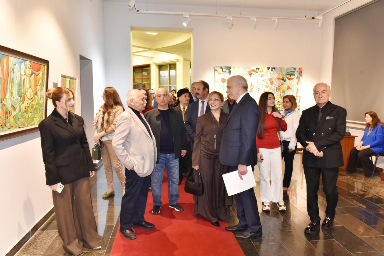 В Баку открылась персональная выставка художника Таира Шихалиева