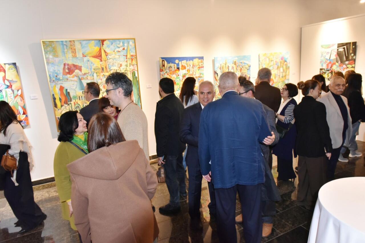 В Баку открылась персональная выставка художника Таира Шихалиева