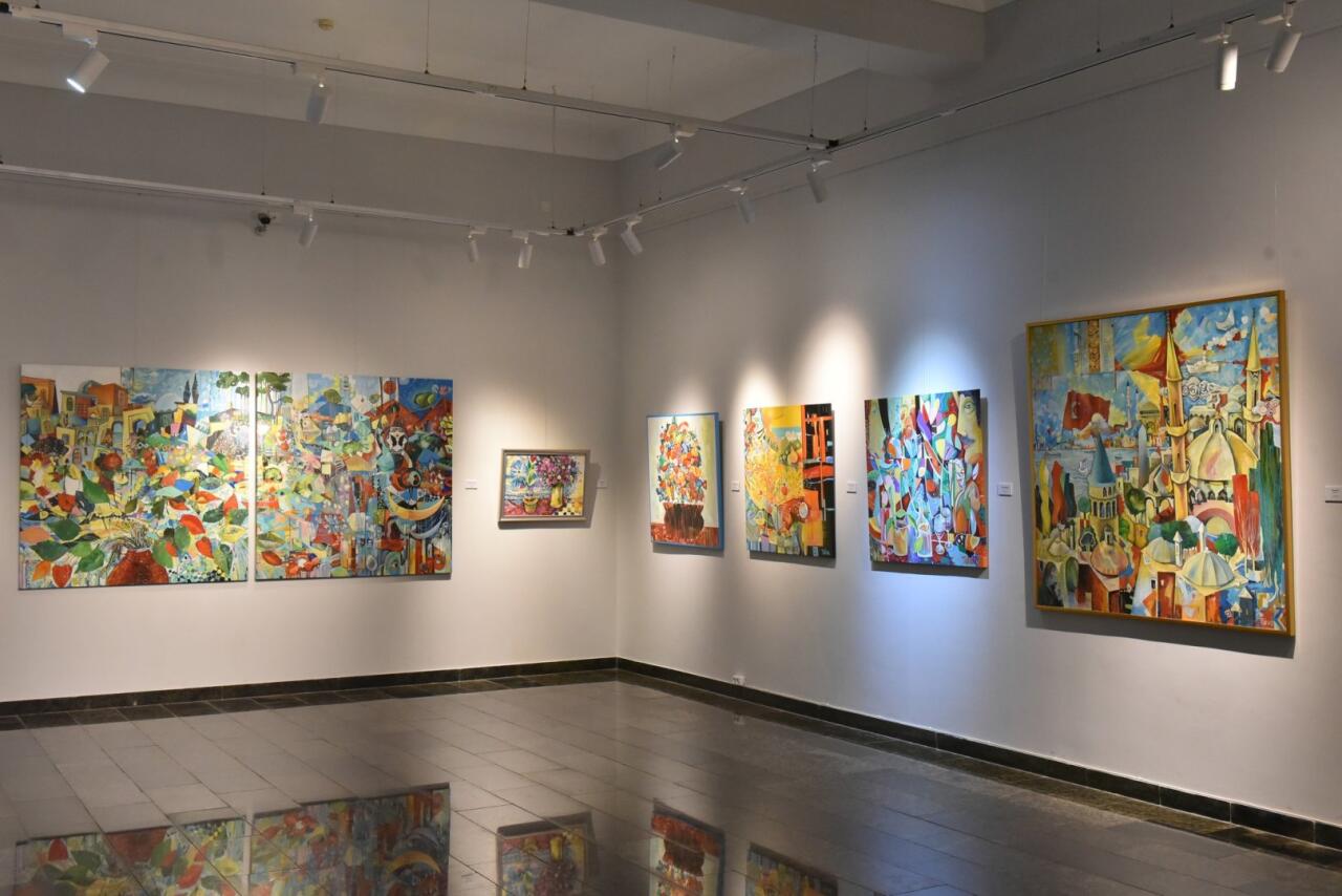 В Баку открылась персональная выставка художника Таира Шихалиева