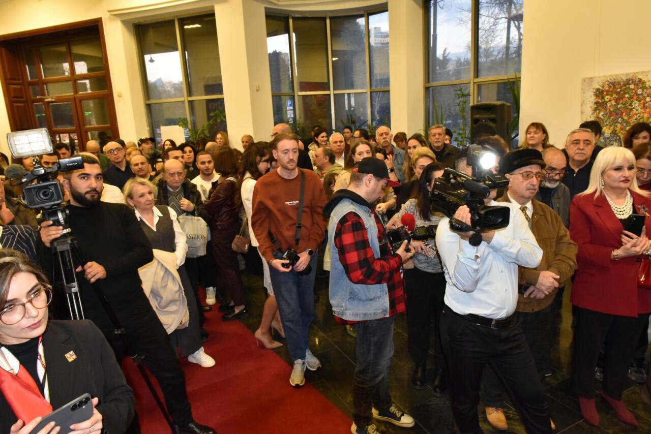 В Баку открылась персональная выставка художника Таира Шихалиева