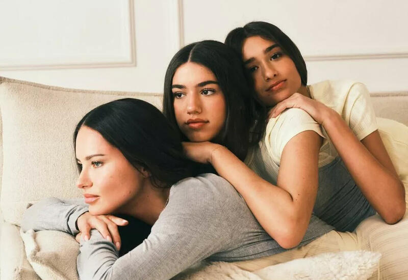 Адриана Лима впервые снялась с дочерьми для рекламы Victoria's Secret