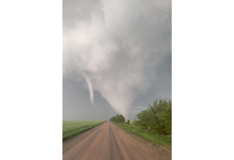 Двойное торнадо засняли в США