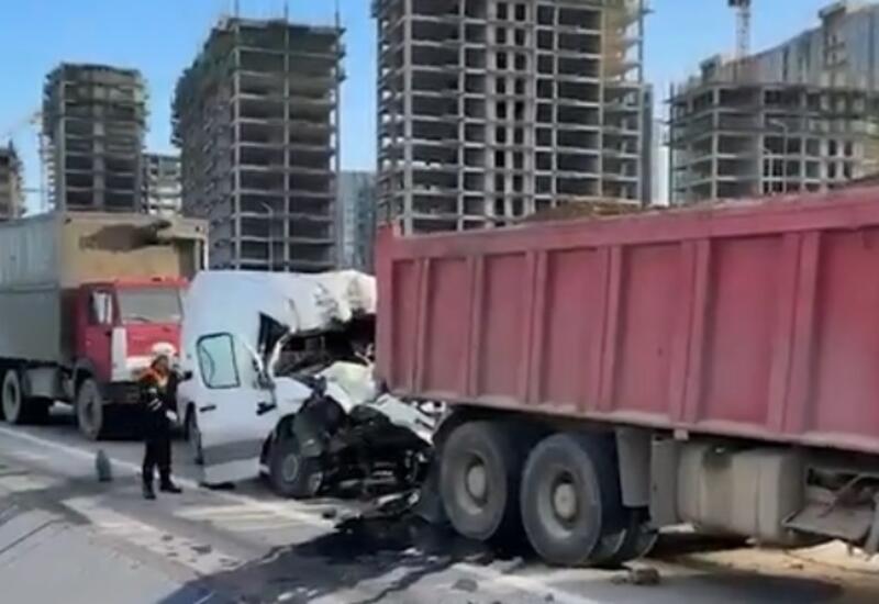 Тяжелое ДТП в Баку - водитель оказался зажат