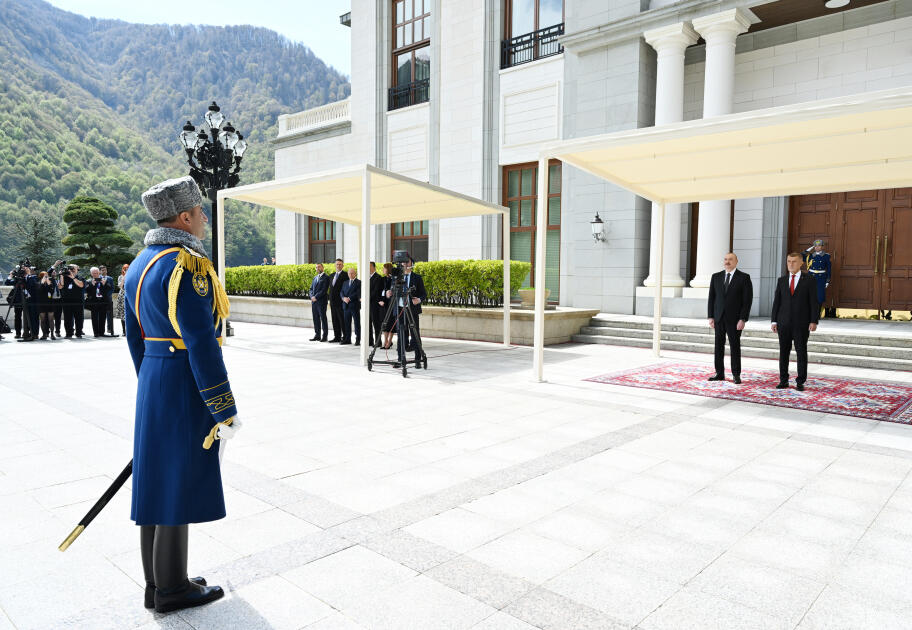 В Азербайджане состоялась церемония официальной встречи Премьер-министра Чехии Андрея Бабиша