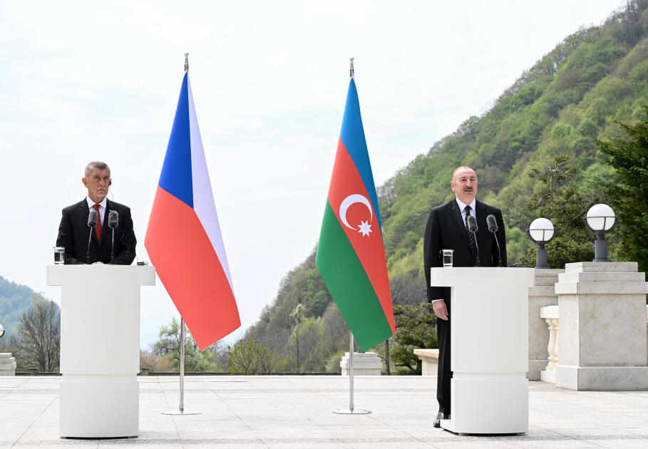 Президент Ильхам Алиев и Премьер-министр Андрей Бабиш выступили с заявлениями для прессы