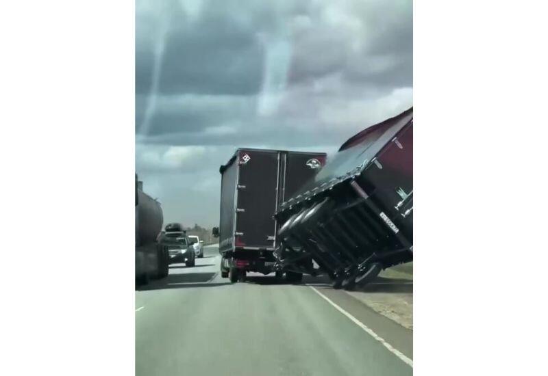 В России ветер сносит грузовики