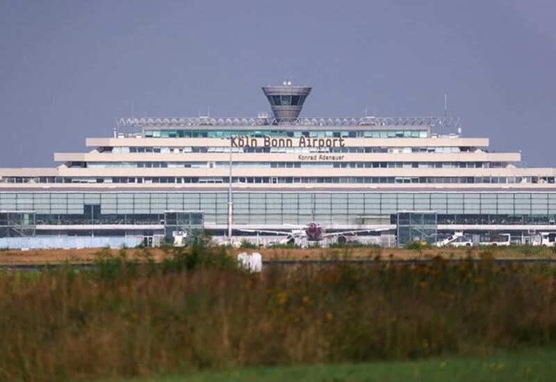 В аэропорту Европы пострадали 13 человек из-за туристки