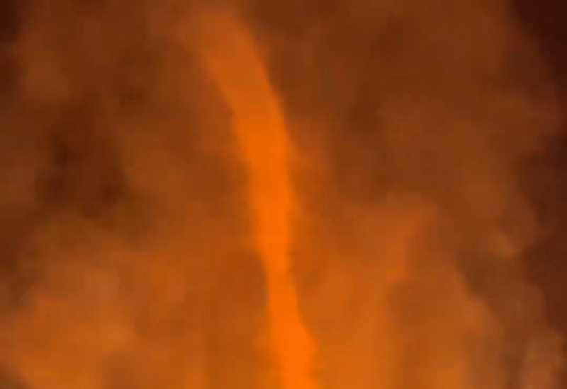 Огненный торнадо образовался во время пожара в Испании