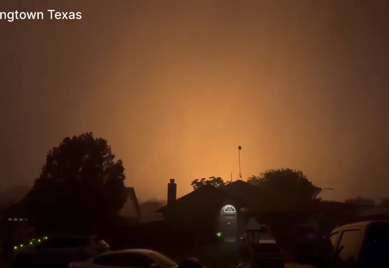 Молния ударила в станцию по переработке природного газа в Техасе