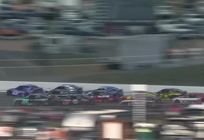 Более 20 машин столкнулись во время гонки