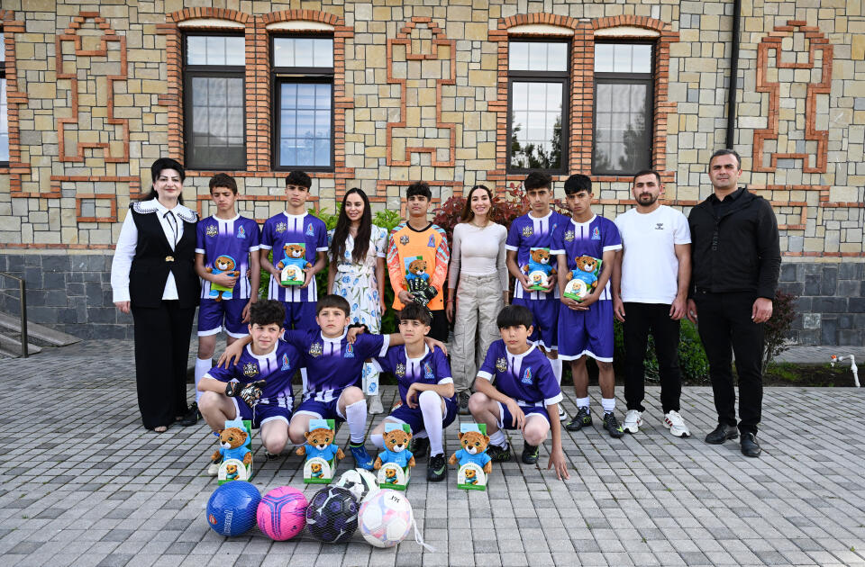 Лейла Алиева и Арзу Алиева посетили в Шеки детский дом учреждения социальных услуг