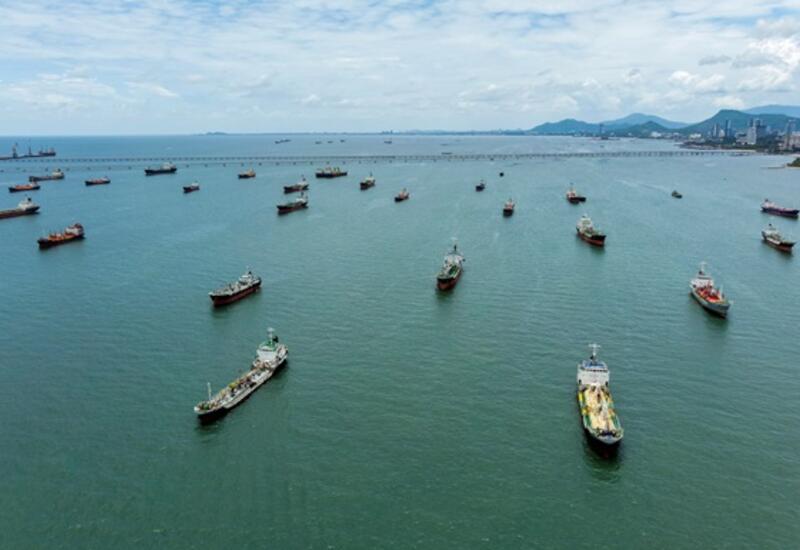 Нефтяные танкеры скапливаются в Оманском заливе