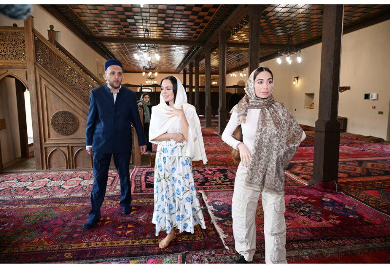 Лейла Алиева и Арзу Алиева посетили в Шеки Ханскую мечеть