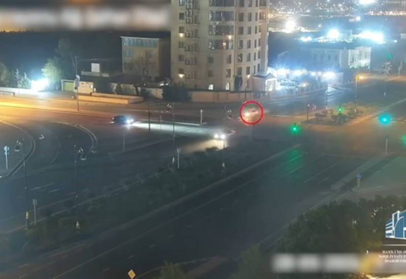 В Баку автомобиль врезался в светофор