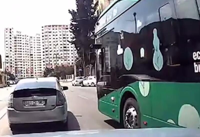 В Баку водитель бросил автобус посреди дороги