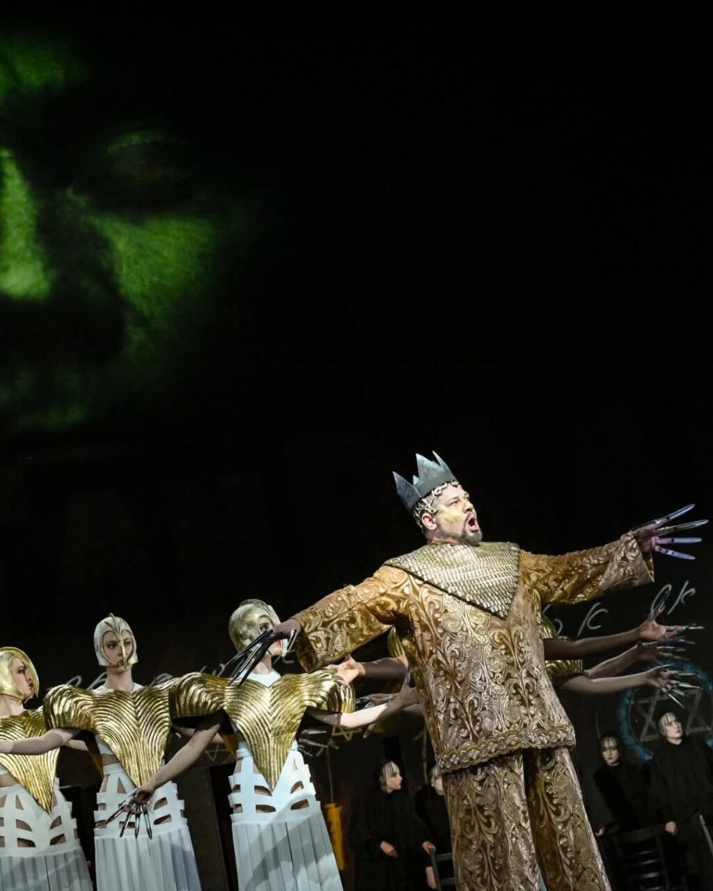 Народный артист Азербайджана Аваз Абдулла стал вавилонским царем в Германии