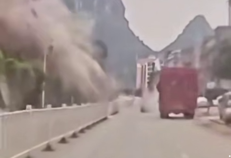 Гигантские валуны разрушили здания в Китае