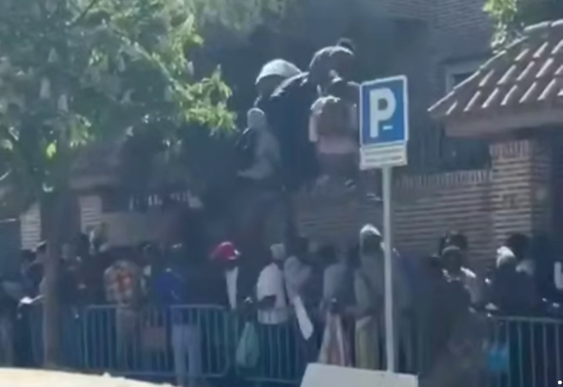 Хаос перед посольством в Мадриде