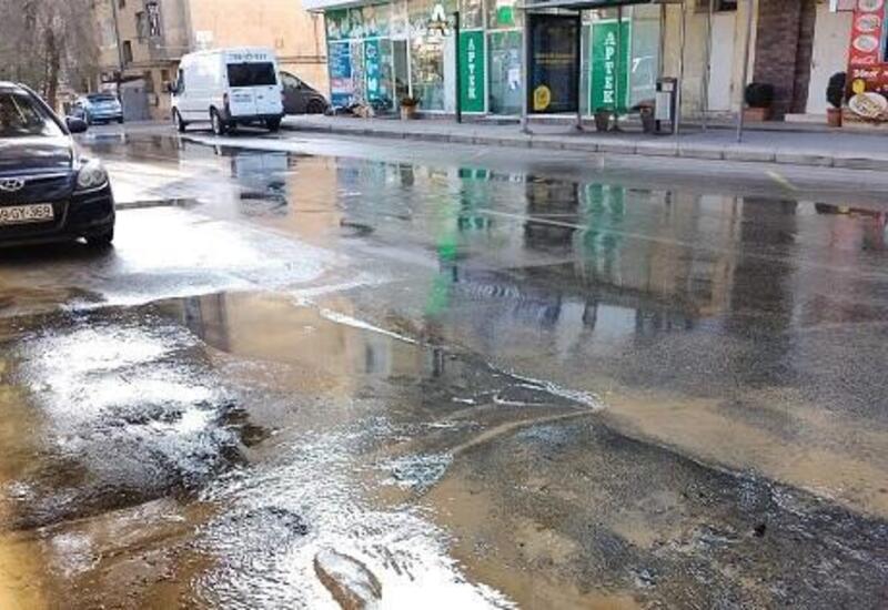 В центре Баку прорвало трубу: