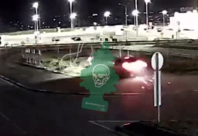 В России автомобиль на высокой скорости вылетел с дороги и перевернулся