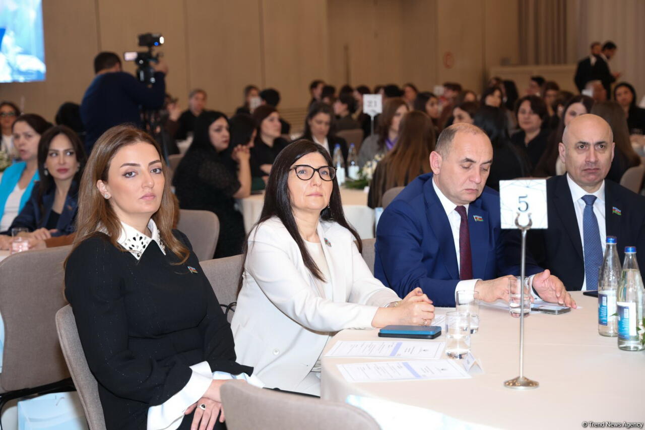 В Баку проходит конференция на тему "Устойчивое развитие: политика в отношении семьи, женщин и детей"