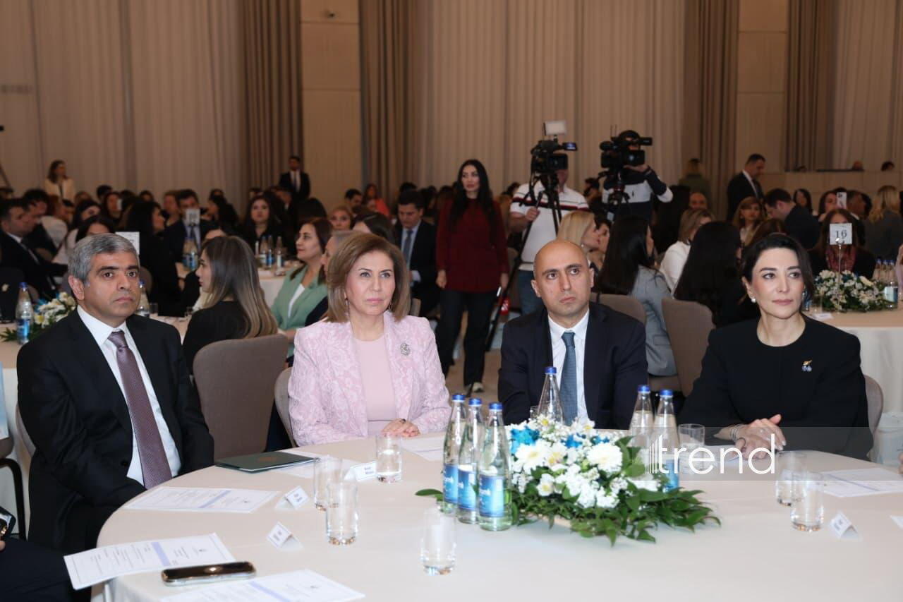 В Баку проходит конференция на тему "Устойчивое развитие: политика в отношении семьи, женщин и детей"