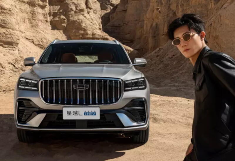 Geely показал доступный кроссовер с функцией массажа и люком в крыше