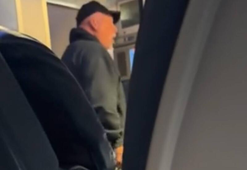 Разгневанный пассажир открыл дверь самолета со словами «я хочу выйти»
