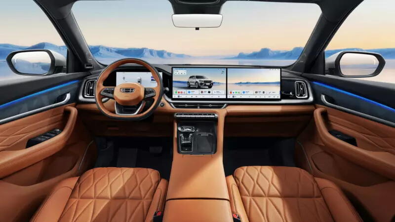 Geely показал доступный кроссовер с функцией массажа и люком в крыше