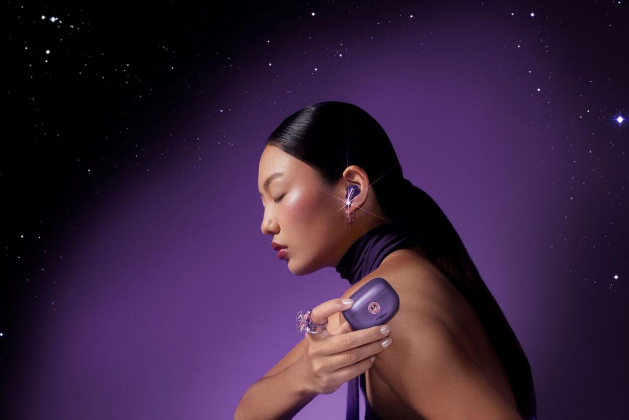 Motorola представила люксовые смартфон и наушники с кристаллами Swarovski